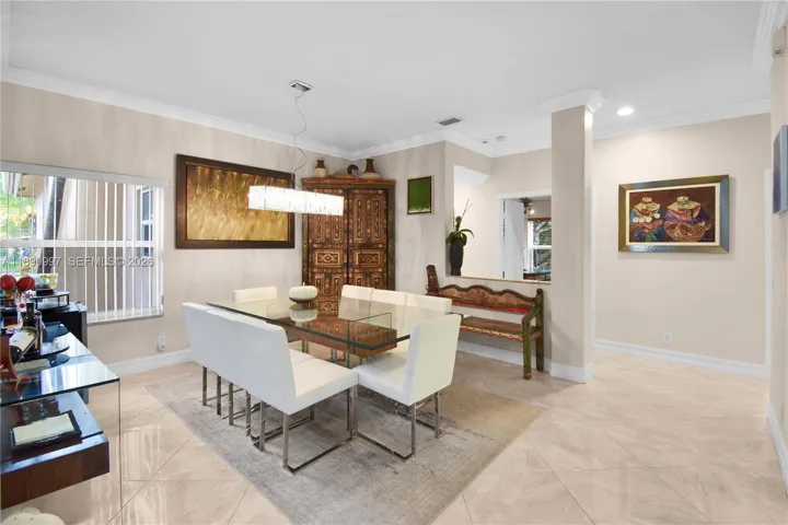 Large dining area connecting to the kitchen and living room