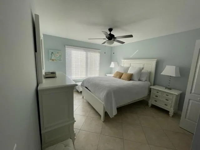 mater bedroom with waterview