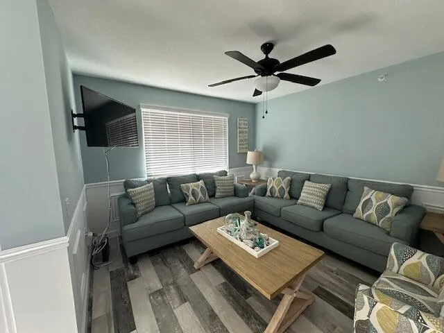 110 Villa-living room 2 pull out couches