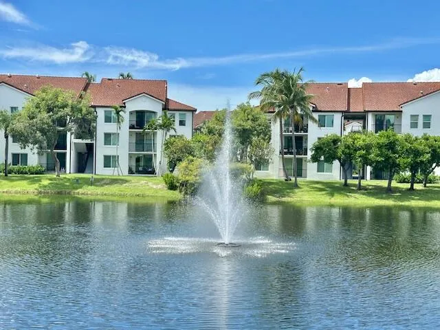 mirabella fountain on lake