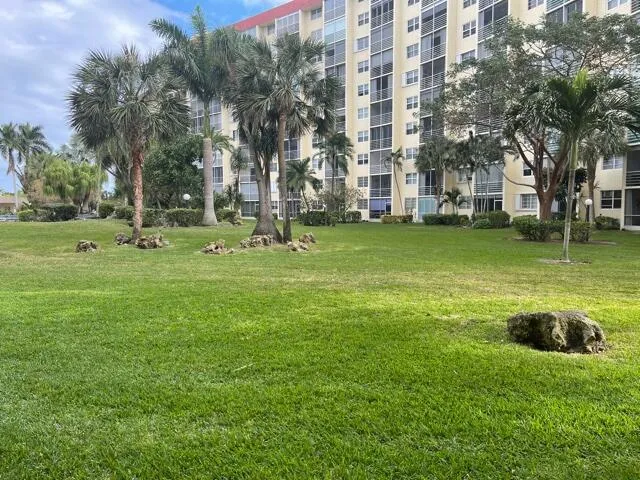 Garden area between the two buildings