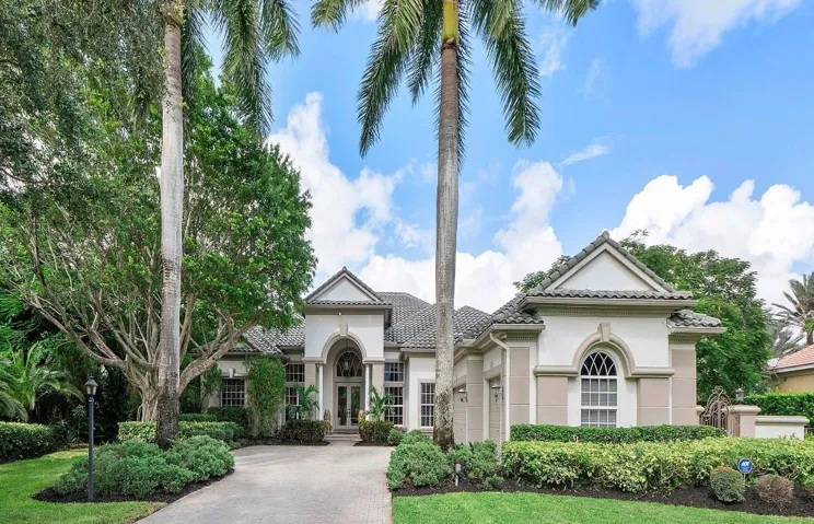 LONG DRIVEWAY CAN HOLD UP TO 8 CARS