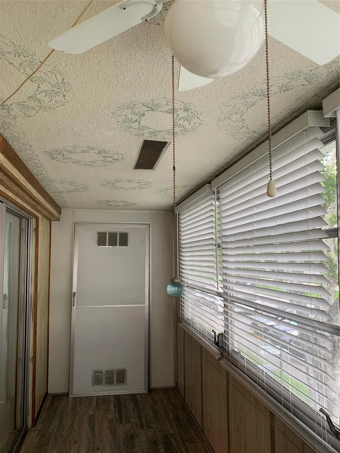 With ceiling Fan.