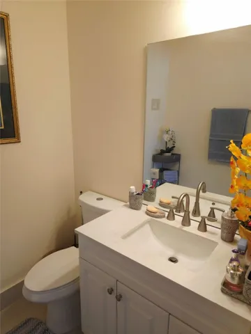 Downstairs 1/2 Bath