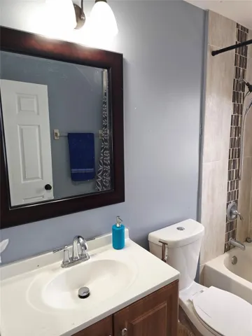 Upstairs 2nd Full Bathroom