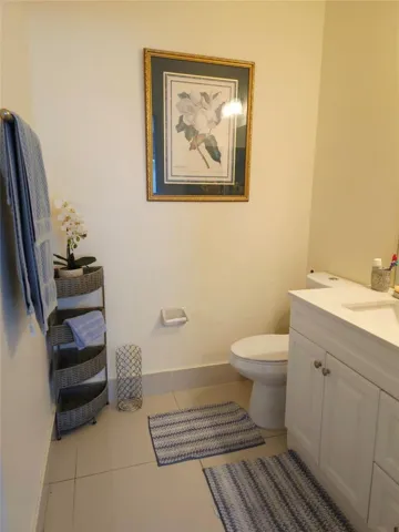 Downstairs 1/2 Bath