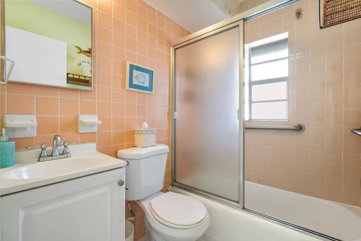 Combo tub -shower all tiled