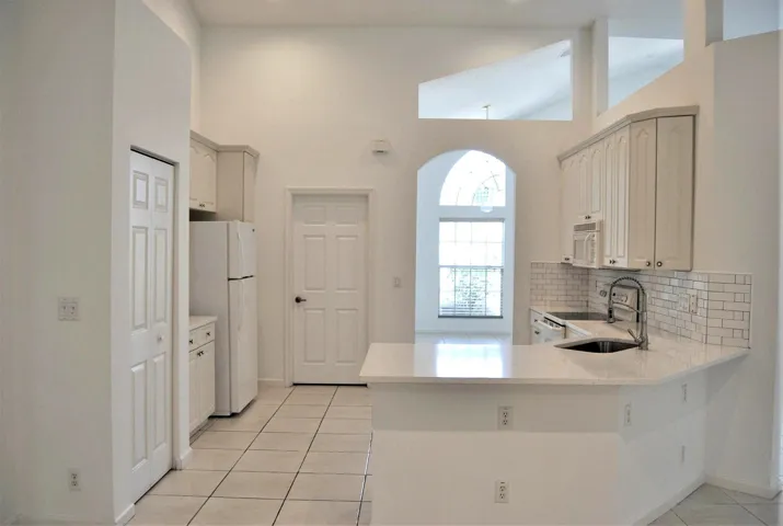 Kitchen with quartz counters