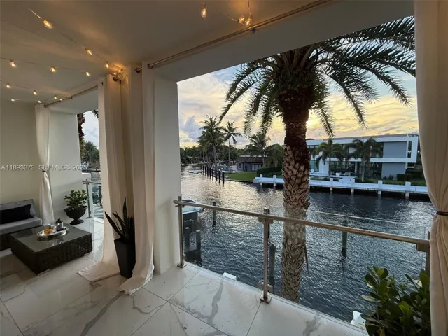 2nd floor balcony