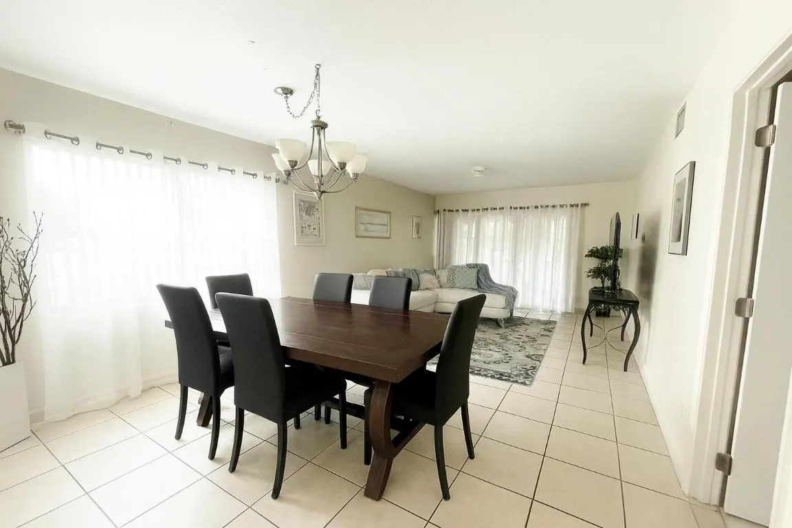 Living Room (l)