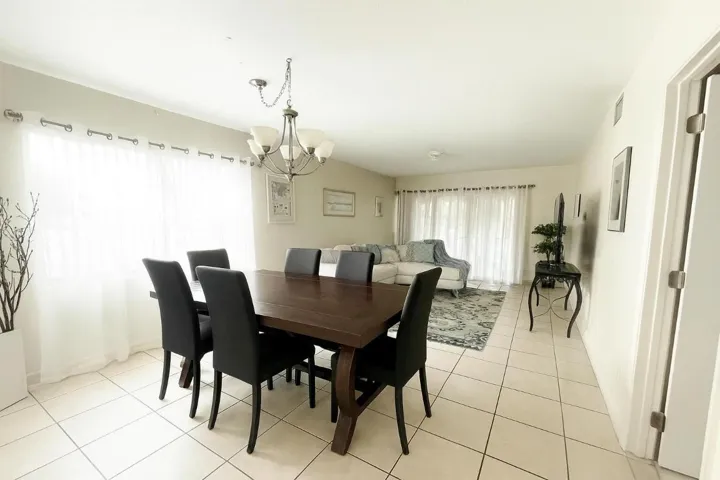 Living Room (l)