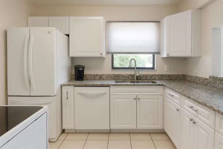 Kitchen (i)
