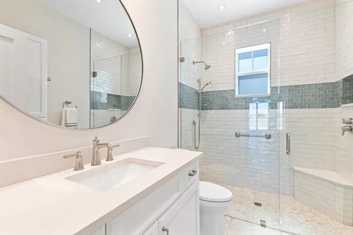 Guest Bathroom/Main Floor