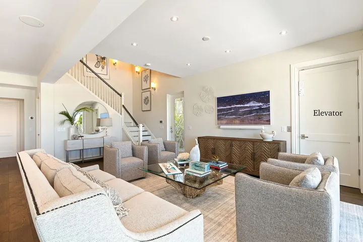 Living Room/Elevator