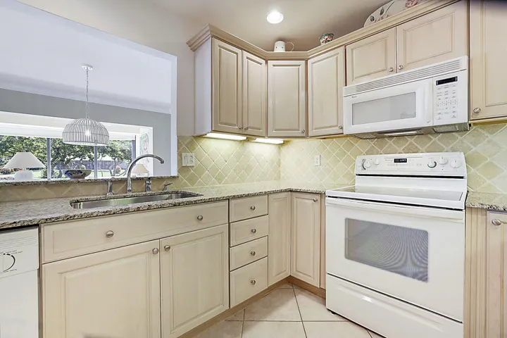 16_5611_SE_Foxcross_Place_16_mls