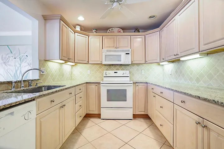 15_5611_SE_Foxcross_Place_15_mls