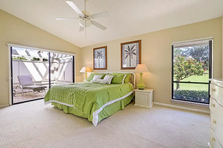 20_5611_SE_Foxcross_Place_20_mls