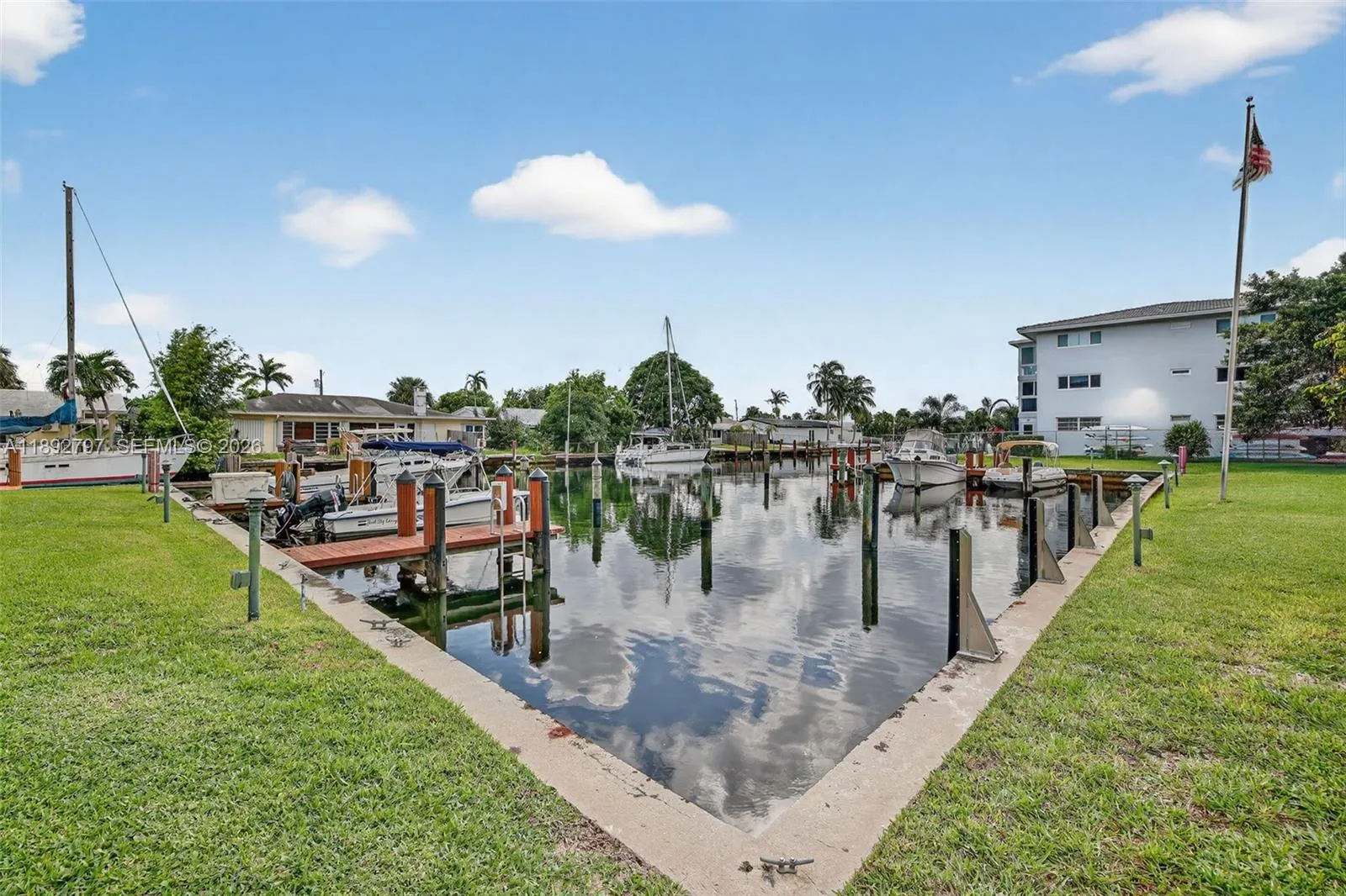 Privately deeded docks. This unit does not have a deeded dock, but Buyer may try to rent a dock from another owner (current owner is renting one about 21 feet and we can discuss)