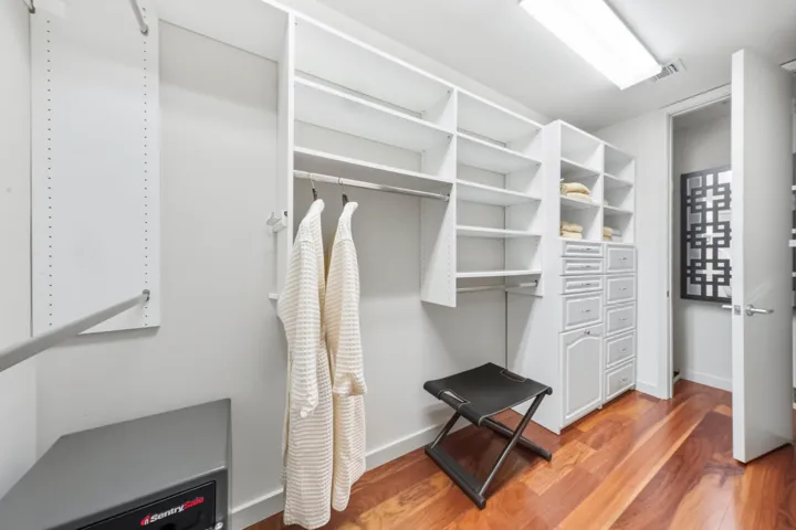 031-032-Primary Closet-4000x2667