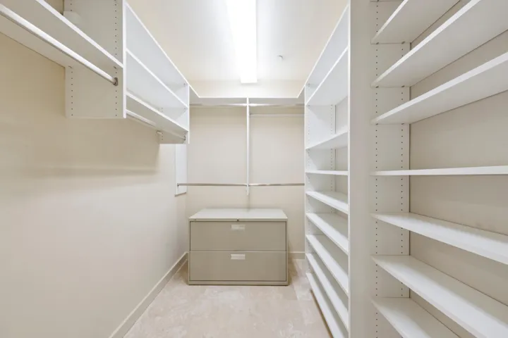 043-020-Closet-4000x2667
