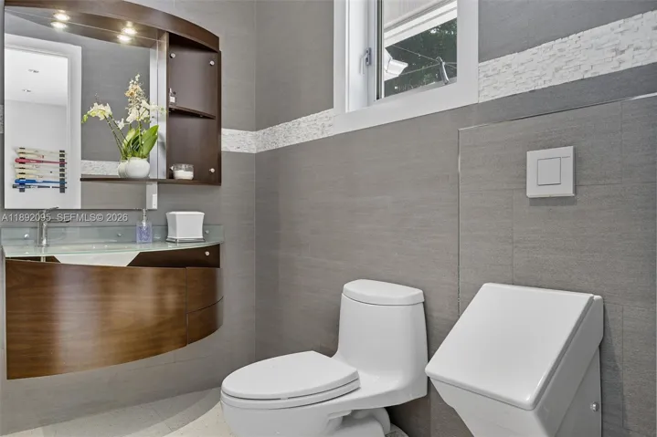 Bedroom 2 Ensuite Bathr walk in closet