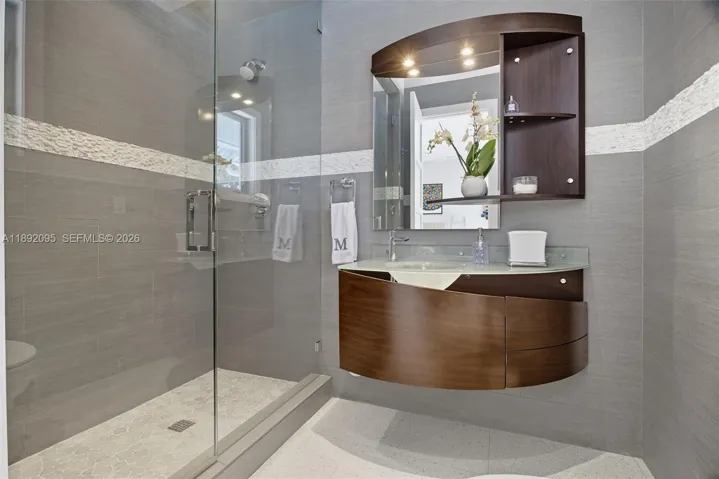 Bedroom 2 ensuite bathroom