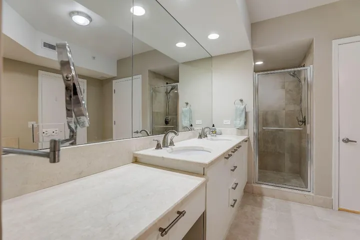 28-web-or-mls-Lake Shore Dr-028