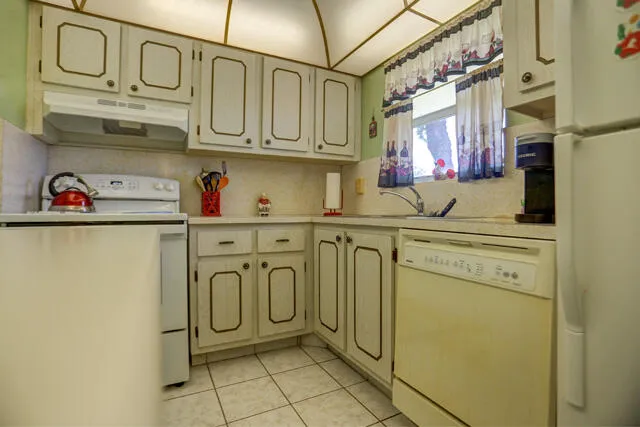 kitchen 235 Golden River Dr WPB,FL 33411