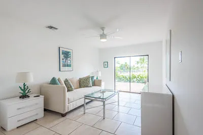 Sitting room convertible into sixth bedroom upon request