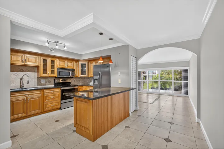 Kithen w/granite and plenty of cabinets