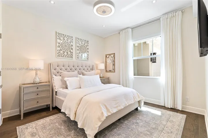 Guest Bedroom - Main Floor