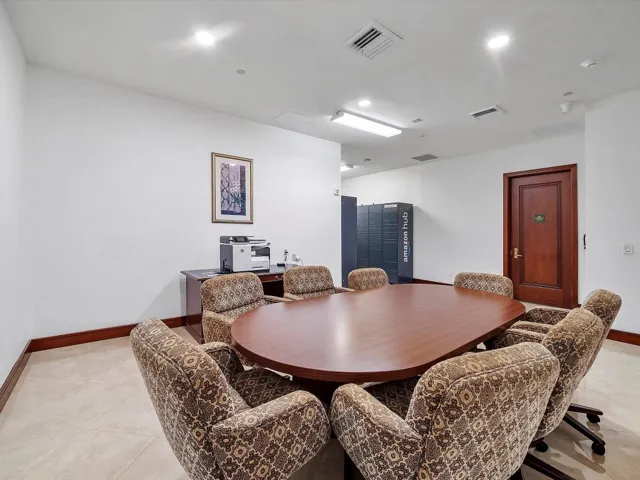 Conference Room / Amazon HUB