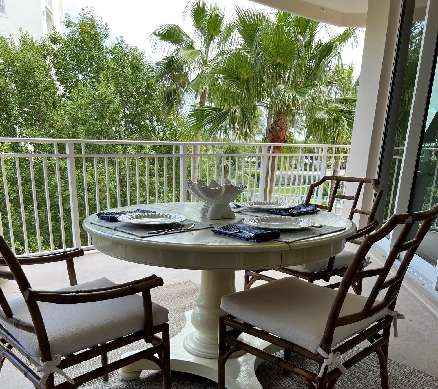 jupiter-condo-balcony-dining.jpg