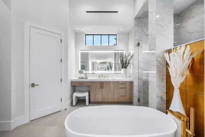 His/Her vanities, separate WC