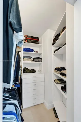 Walking Closet 2