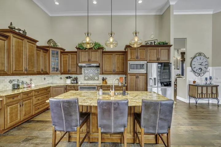 Lots of Kitchen Cabinets for stroage