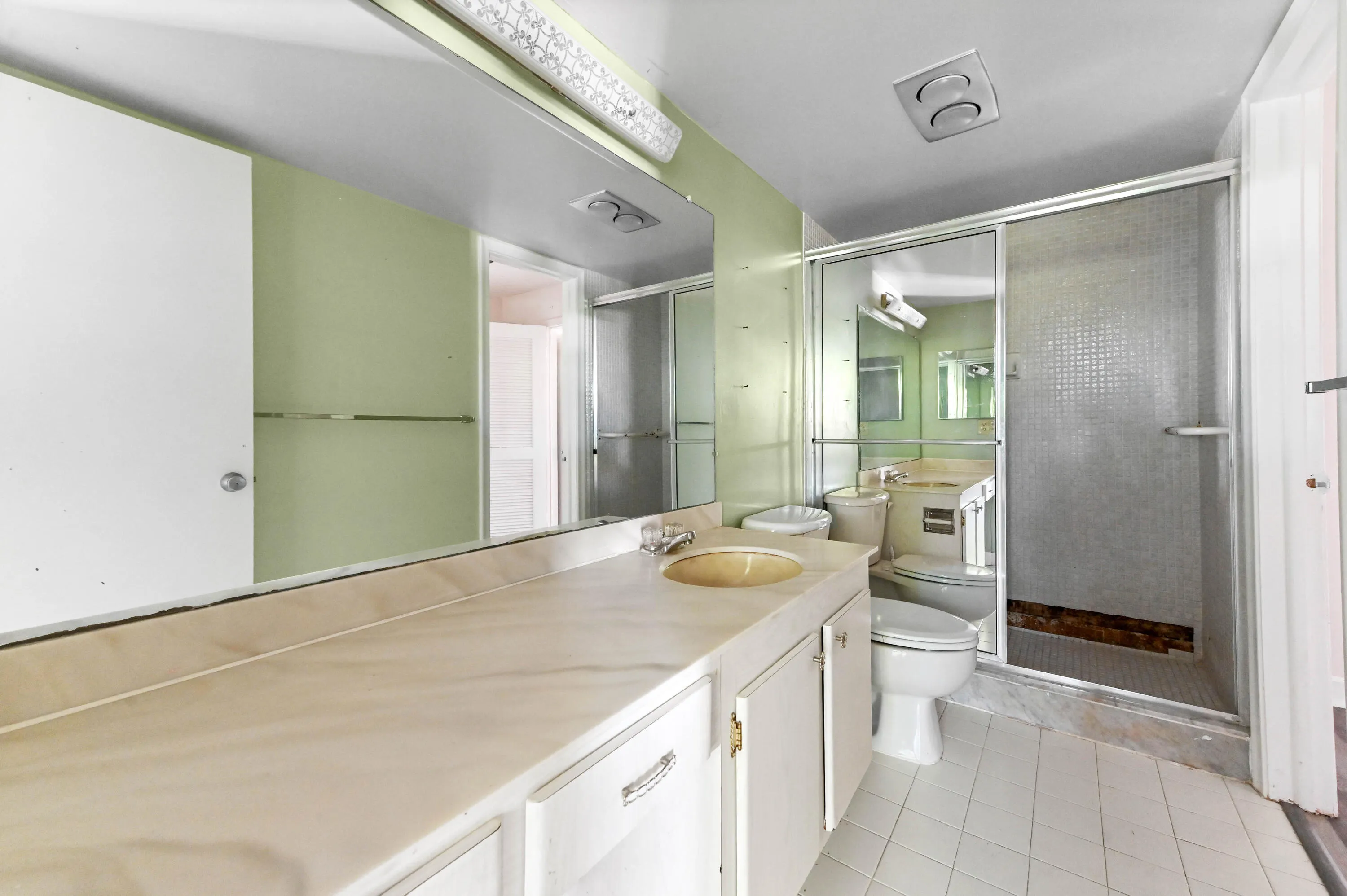 20 Bathroom 01