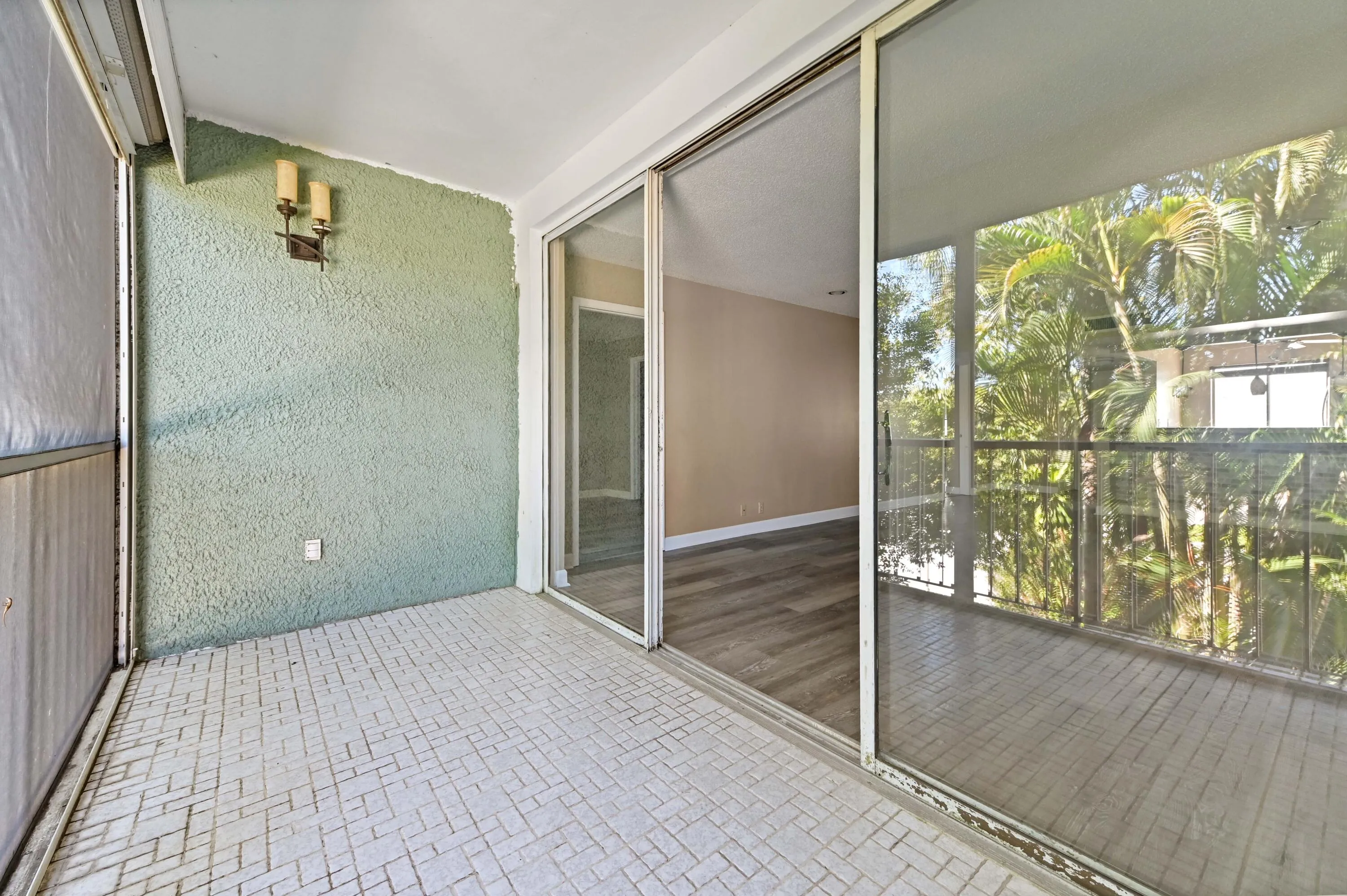 15 Balcony 02