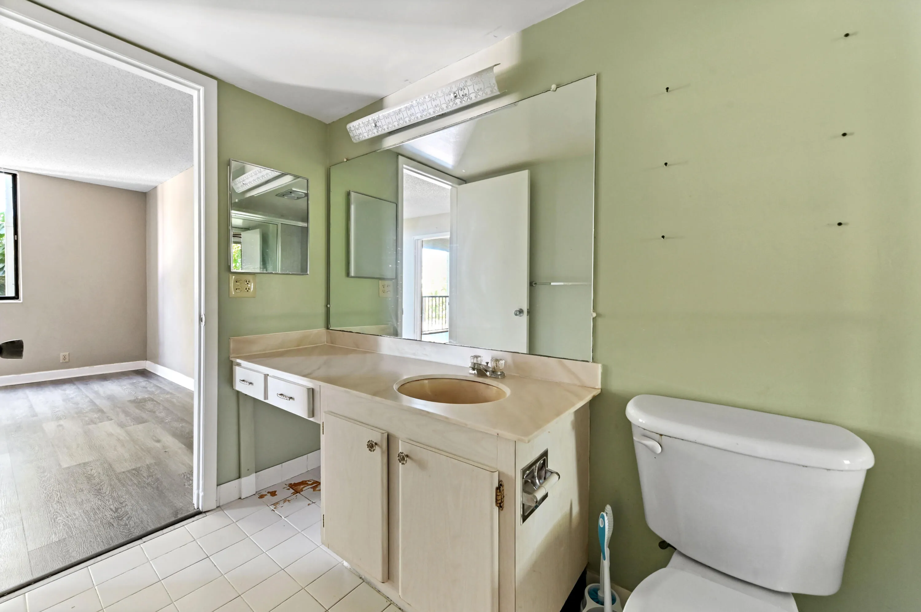 21 Bathroom 02
