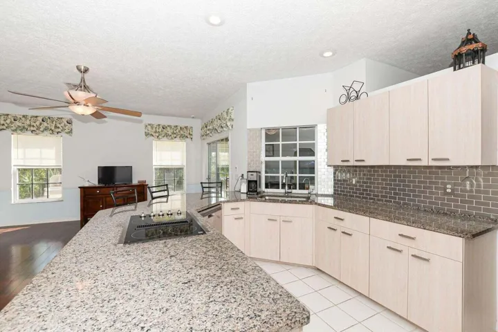 Kitchen w Granite