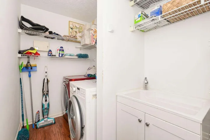 Laundry w Tub