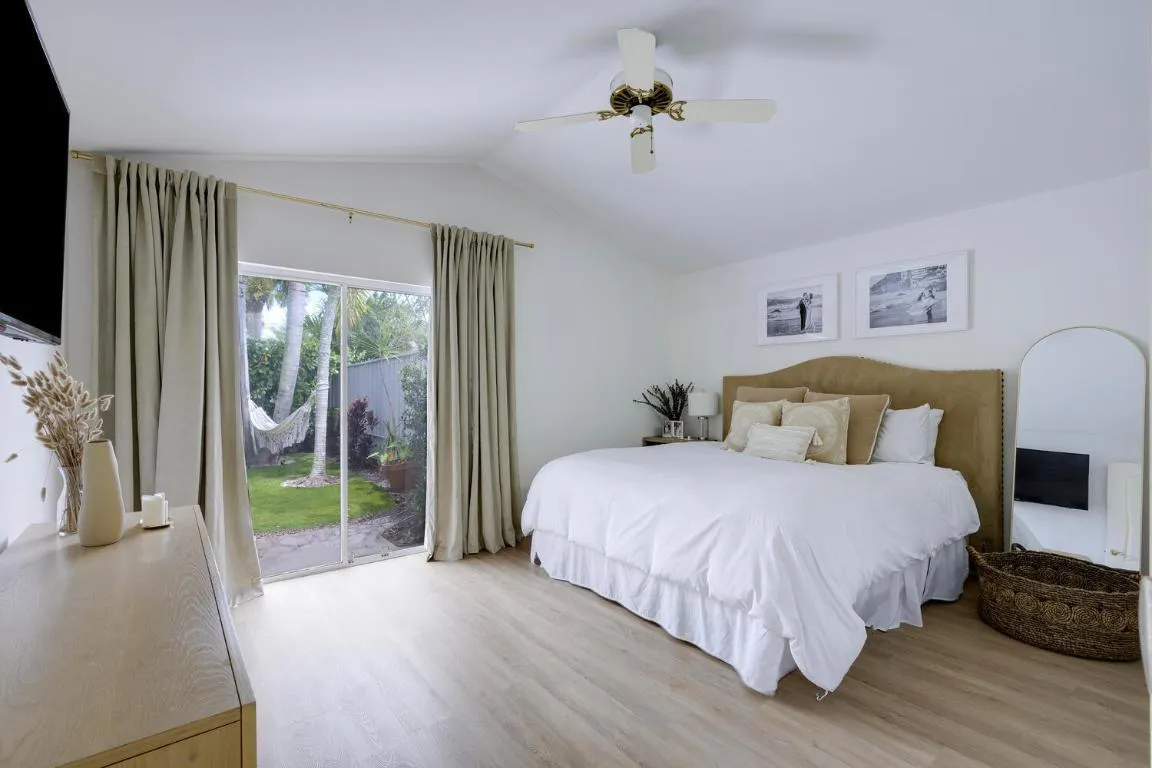 Cozy Master with King Bed & TV