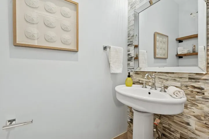 32_310AlmeriaRd_199_PowderRoom_Large