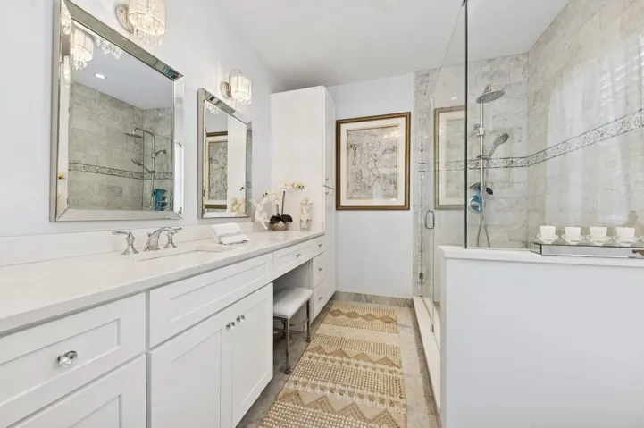 21_310AlmeriaRd_13_PrimaryBathroom_Large