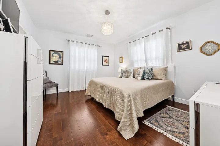 20_310AlmeriaRd_14_PrimaryBedroom_Large