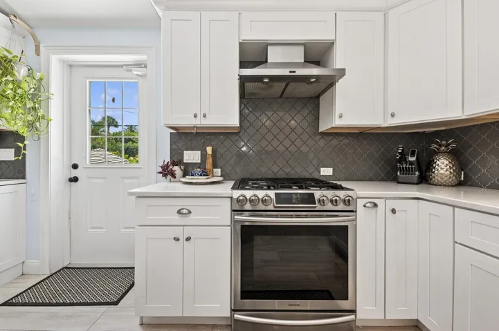 16_310AlmeriaRd_177005_Kitchen_Large
