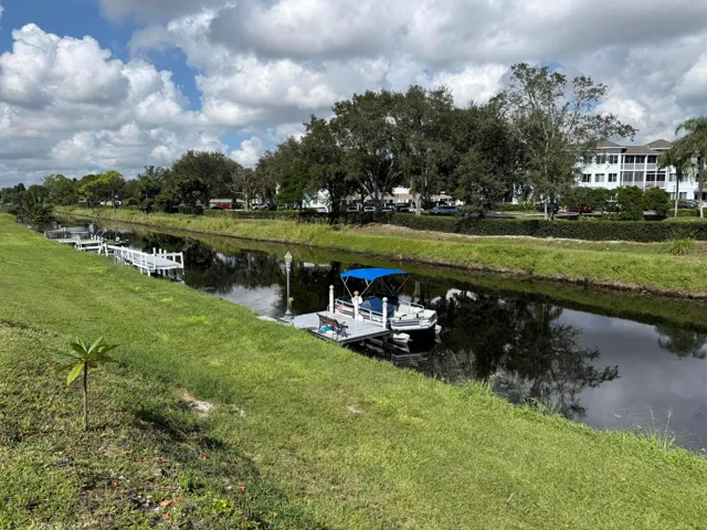 Navigable Canal. Dock optional. 2 minute ride to Lake