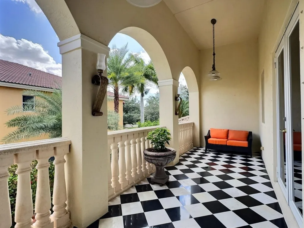 Balcony off of loft area