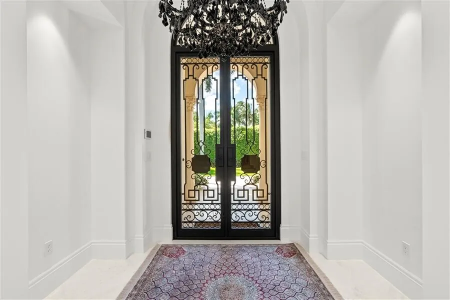 dash_FOYER_LOOKING_OUT_DT
