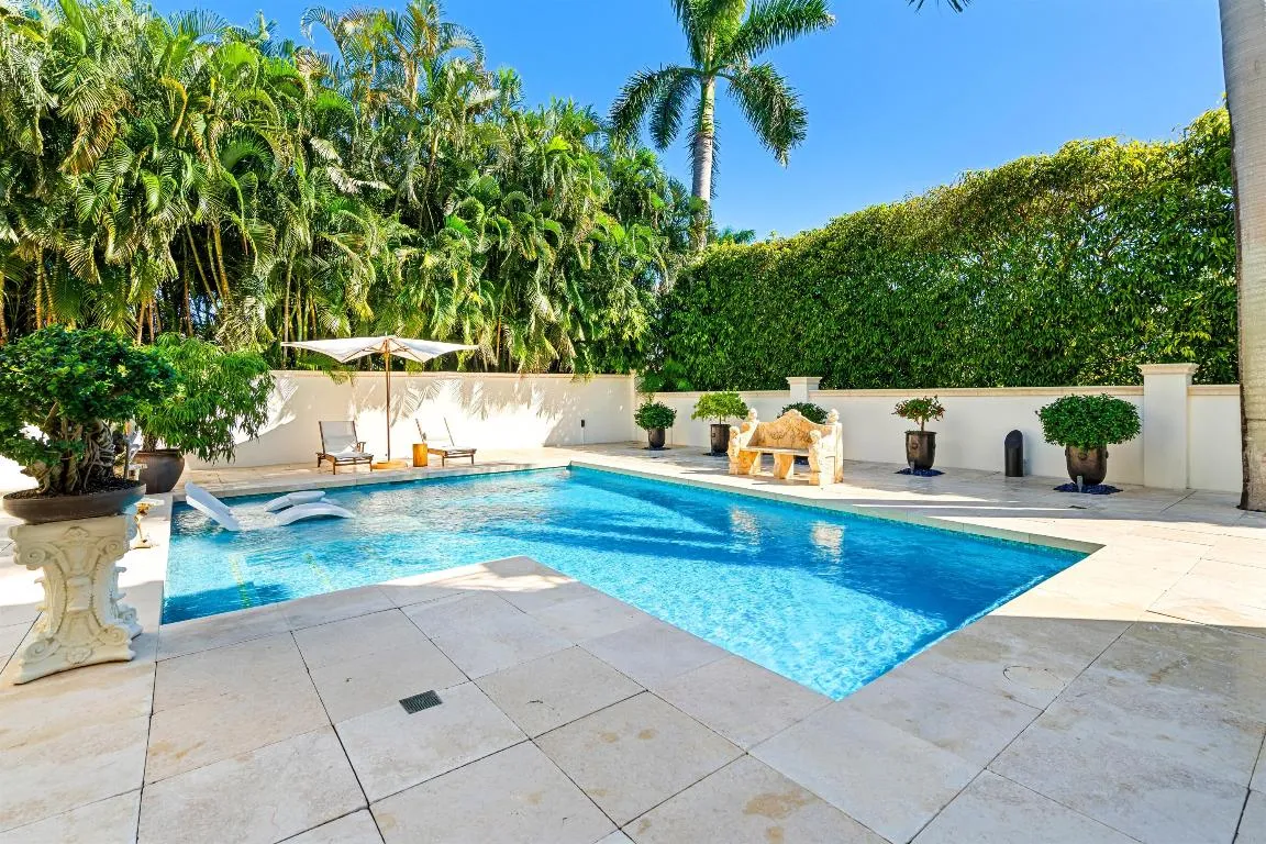 POOL_LOOKING_OUT_DT